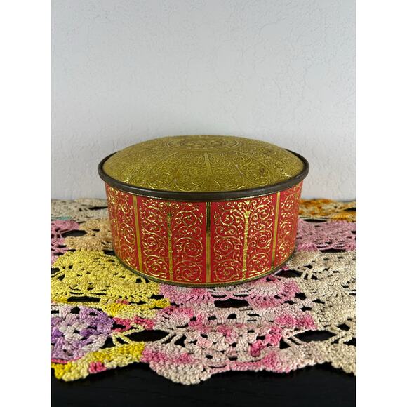 Vtg Decorative Tin- 8" Round Red Gold Intricate design- Guildcraft New York USA - Picture 1 of 6